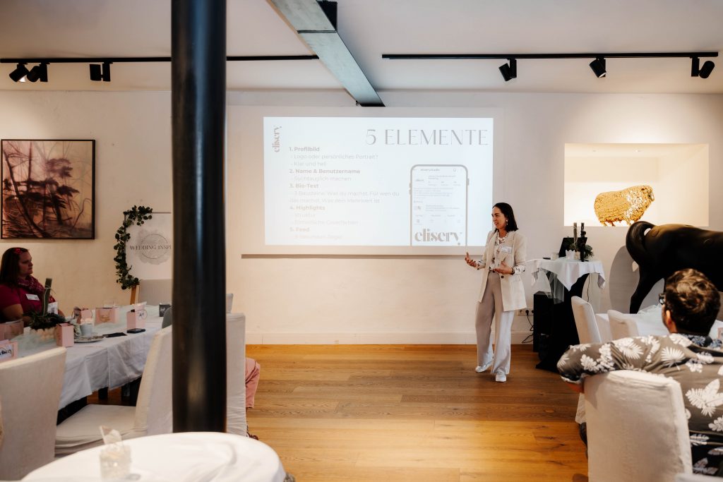 Renata von elisery hält einen Vortrag über social media